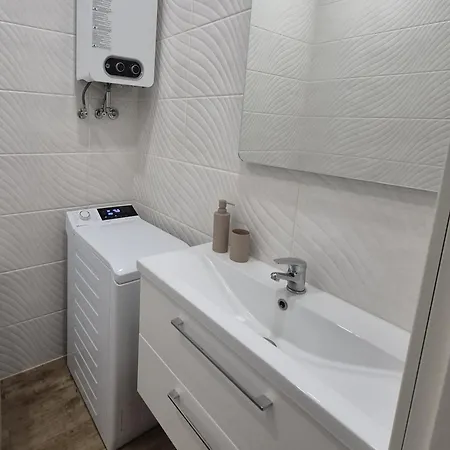 Near Border Crossing And College נרבה