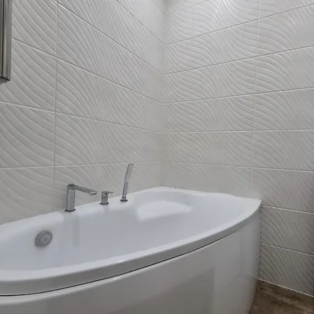 Near Border Crossing And College נרבה